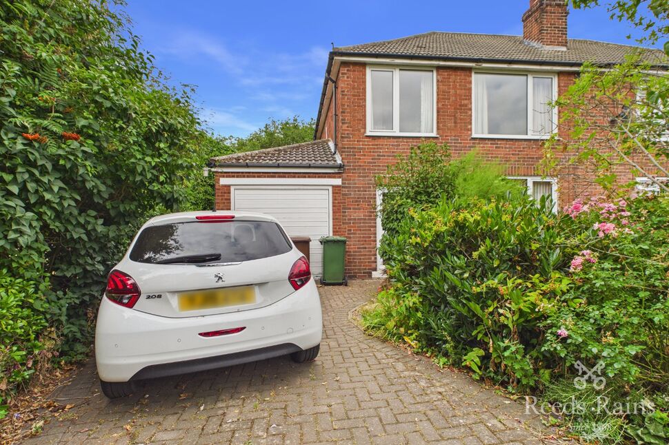 Main image of 3 bedroom Semi Detached House for sale, Bedford Close, Featherstone, West Yorkshire, WF7