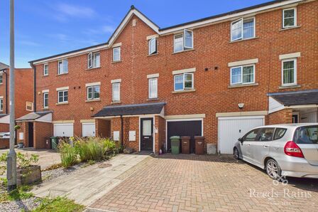 Bailey Close, 4 bedroom Mid Terrace House to rent, &pound;1,250 pcm