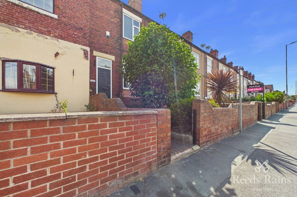 3 bedroom Mid Terrace House for sale