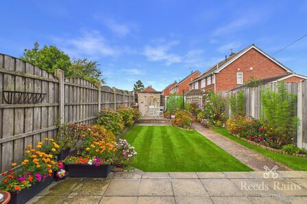 2 bedroom Mid Terrace House for sale