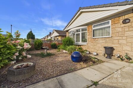 Downland Crescent, 3 bedroom Detached Bungalow to rent, &pound;1,000 pcm
