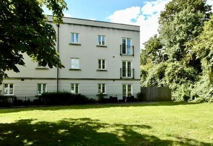 Gateway Terrace, 2 bedroom Flat to rent, &pound;1,200 pcm