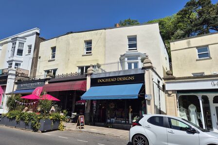 Hill Road, 2 bedroom  Flat for sale, £300,000