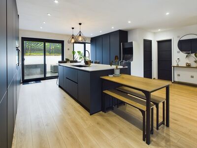 Hillside, 4 bedroom Detached House for sale, £525,000