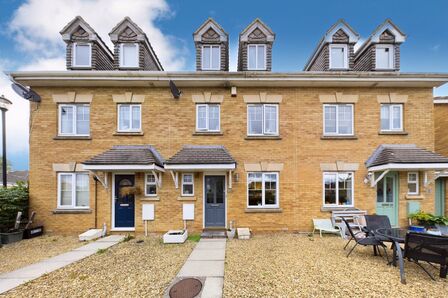 The Park, 3 bedroom Mid Terrace House to rent, £1,550 pcm