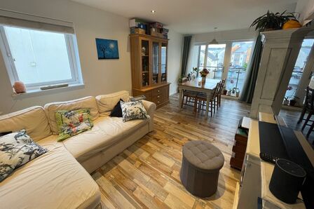 Kingfisher Road, 2 bedroom  Flat for sale, £250,000