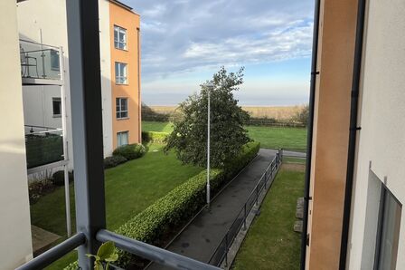 Kingfisher Road, 2 bedroom  Flat for sale, £270,000