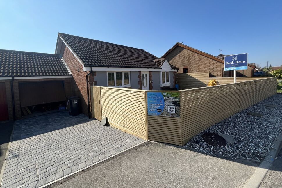 3 bedroom Link Detached Bungalow for sale