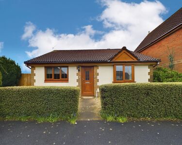 Brock End, 2 bedroom Detached Bungalow to rent, £1,375 pcm