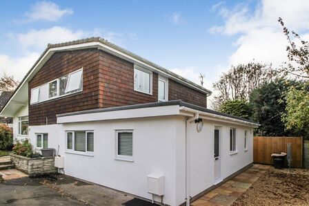 Priory Road, 1 bedroom Semi Detached Flat to rent, £1,050 pcm