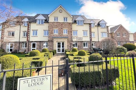 High Street, 1 bedroom  Flat for sale, £125,000
