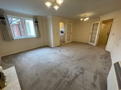 High Street, 1 bedroom Flat for sale, &pound;120,000