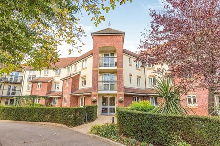 High Street, 1 bedroom  Flat for sale, £120,000