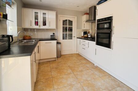 3 bedroom Mid Terrace House for sale