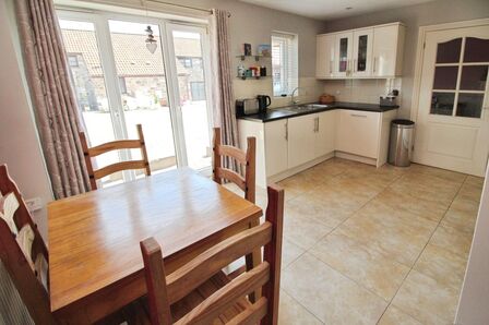 3 bedroom Mid Terrace House for sale