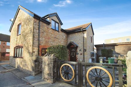High Street, 2 bedroom Detached Property for sale, &pound;365,000