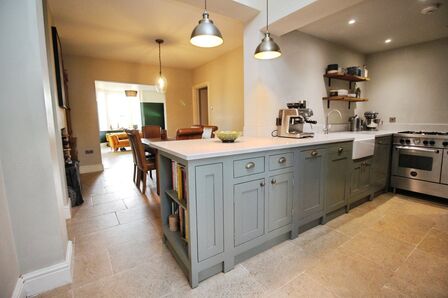 3 bedroom Mid Terrace House for sale