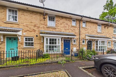 3 bedroom Mid Terrace House for sale
