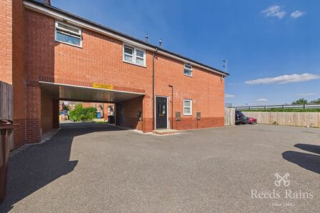 Layton Way, 1 bedroom Flat for sale, &pound;93,000