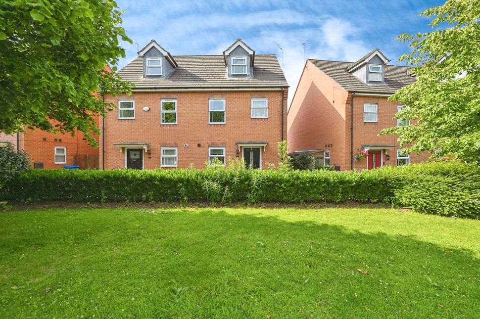 3 bedroom Mid Terrace House for sale