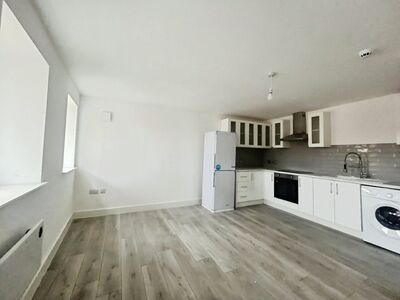 Eccleston Street, 2 bedroom  Flat to rent, £875 pcm