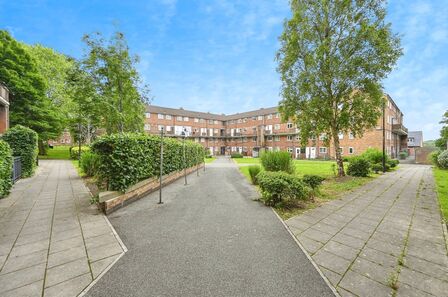 Knowsley Park Lane, 2 bedroom Flat to rent, &pound;800 pcm