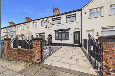 3 bedroom Mid Terrace House for sale