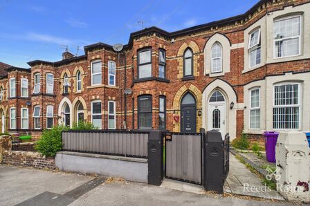 4 bedroom Mid Terrace House for sale