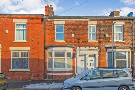 Illingworth Road, 2 bedroom Mid Terrace House to rent, &pound;760 pcm