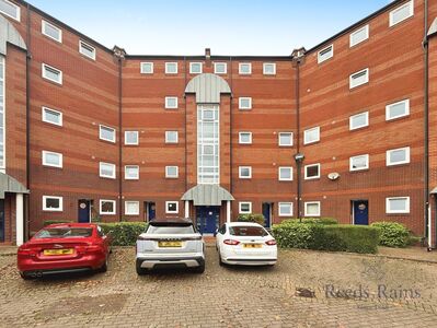Princes Reach, 2 bedroom  Flat for sale, £200,000