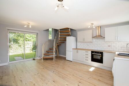 2 bedroom Mid Terrace House to rent