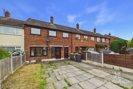 3 bedroom Mid Terrace House for sale