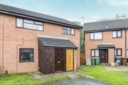 Longley Close, 2 bedroom  Flat to rent, £700 pcm