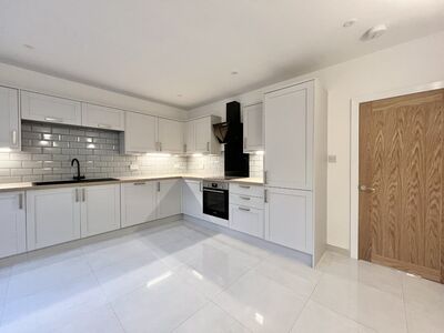 3 bedroom Mid Terrace House to rent