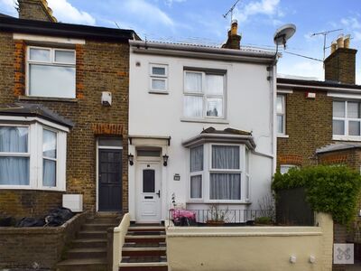 Newlands Road, 3 bedroom Mid Terrace House for sale, £300,000