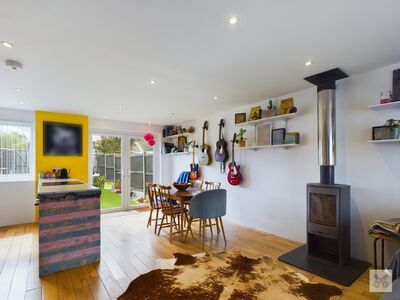 3 bedroom Mid Terrace House to rent