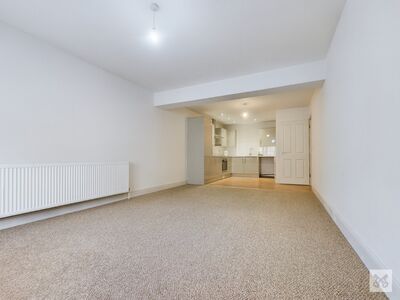 Queen Street, 2 bedroom  Flat to rent, £1,000 pcm
