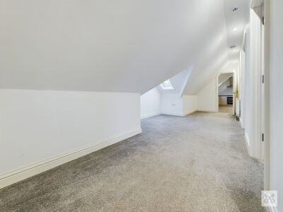 High Street, 2 bedroom  Flat to rent, £1,000 pcm
