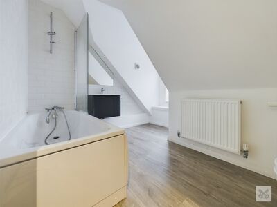 High Street, 2 bedroom  Flat to rent, £1,000 pcm