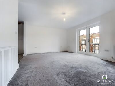 High Street, 2 bedroom  Flat to rent, £1,000 pcm