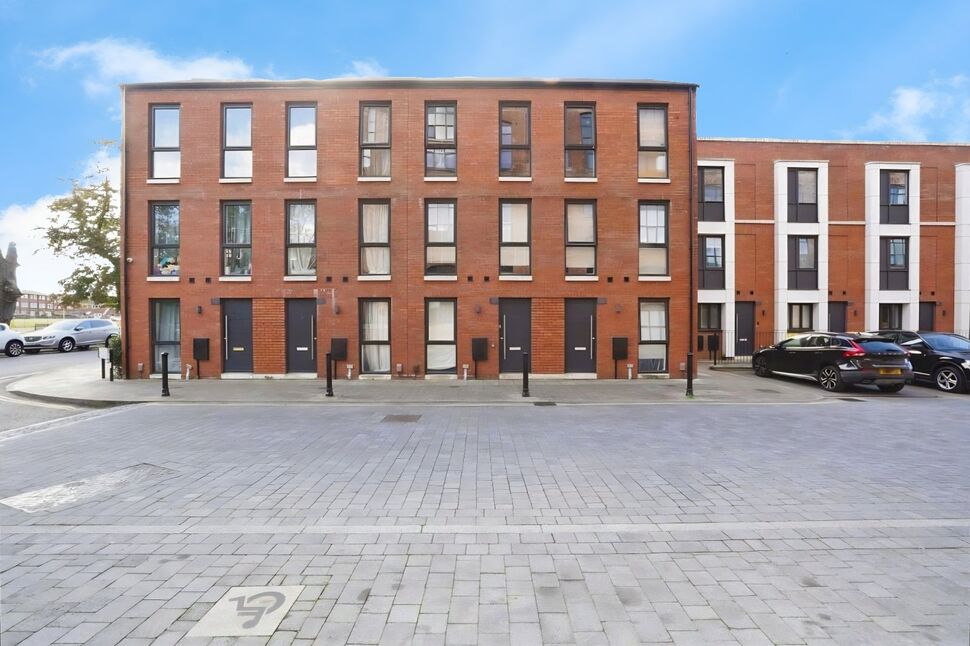 3 bedroom Mid Terrace House for sale
