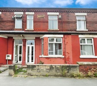 3 bedroom Mid Terrace House for sale