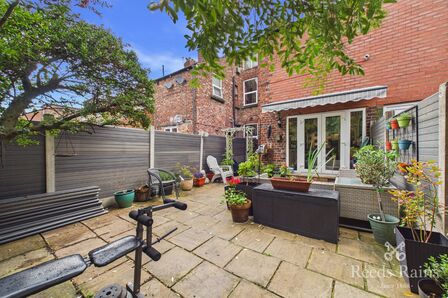 4 bedroom Mid Terrace House for sale
