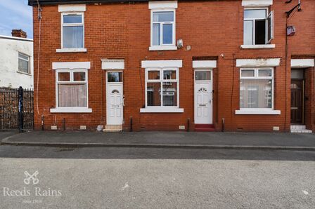 2 bedroom Mid Terrace House for sale