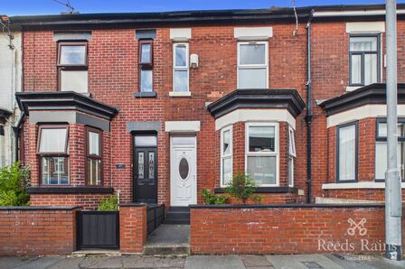 3 bedroom Mid Terrace House for sale