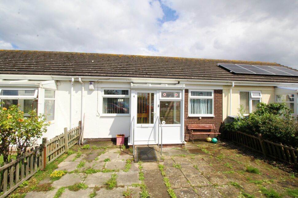 2 bedroom Mid Terrace Bungalow for sale