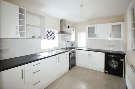 High Street, 5 bedroom End Terrace Flat to rent, £800 pcm
