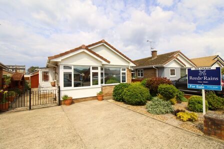 Lon Y Cyll, 1 bedroom Detached Bungalow for sale, £155,000