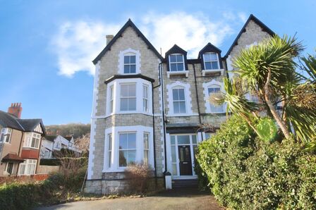 2 bedroom Semi Detached Flat to rent