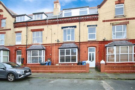 Victoria Avenue, 5 bedroom Mid Terrace House for sale, £175,000